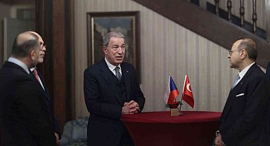 Bakan Akar, Çekya'ya geldi