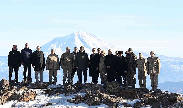 Bakan Soylu yeni yıla teröristlerden temizlenen Tendürek Dağı'nda girdi