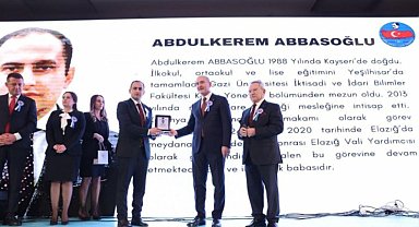 Bakan Soylu'dan, Vali Yardımcısı Abbasoğlu'na 'Üstün başarı ödülü'