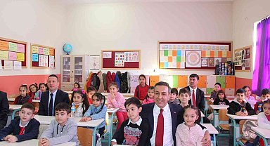 Bakan Yardımcısı Dere, mezun olduğu okuldaki öğrencilerin karne sevincine ortak oldu