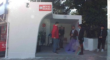 Balıkesir'de minibüs durağı kütüphane gibi oldu