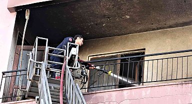 Balkonda çıkan yangın boş tüpü patlattı, mahalleli sokağa döküldü