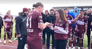 Bandırmasporlu oyuncudan sahada sevgilisine sürpriz evlenme teklifi