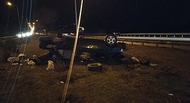 Bariyerlere çarpan otomobil takla attı: 3 yaralı