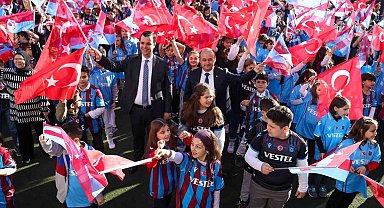 Başkan Ahmet Ağaoğlu, öğrencilere 10 bin forma hediye etti
