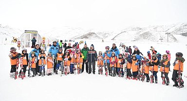 Başkan Büyükkılıç; Erciyes Kayak Okulunu Ziyaret Etti
