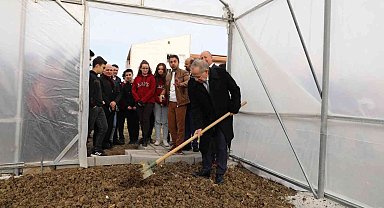 Başkan Demir, öğrencilerin sera talebini yerine getirdi