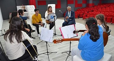 Başkan Kaplan, gitar kursu öğrencileri ile bir araya geldi