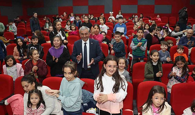 Başkan Kaplan karne hediyesi olarak öğrencileri tiyatro ile buluşturdu