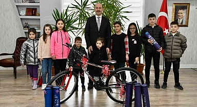 Başkan Kılıç'tan miniklere karne hediyesi