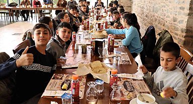Başkan Özcan minik turistlere ev sahipliği yaptı