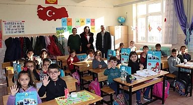 Başkan Şahiner'den minik öğrencilere tatil seti