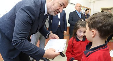 Başkan Topaloğlu öğrencilerin karne sevincine ortak oldu