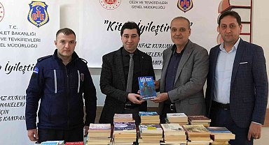 Başkan Uzundemir'den kitap bağışı