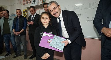 Başkan Vural öğrencilere karne dağıttı
