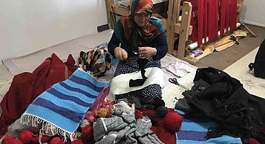 Bayburtlu bu kadının on parmağında on marifet