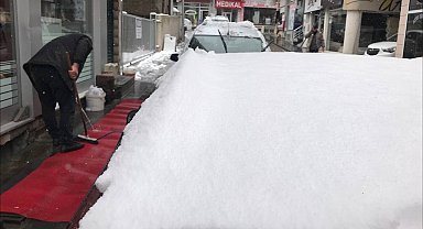 Bayburtlu esnaf kar yağışı altında paspas yıkayarak araç temizliği yaptı