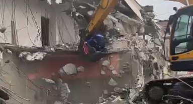Bayrak hassasiyeti yıkımı durdurdu, o anlar herkesi duygulandırdı