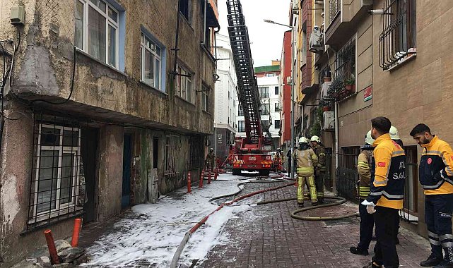Bayrampaşa'da 2 katlı binada korkutan yangın
