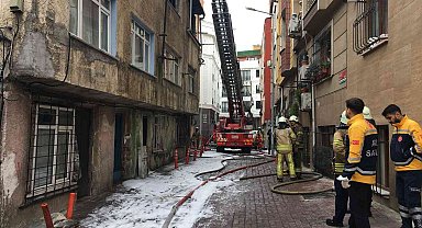 Bayrampaşa'da 2 katlı binada korkutan yangın
