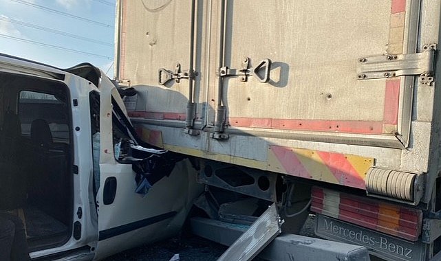 Bayrampaşa'da makas atarak ilerleyen araç kamyona çarptı: 2 yaralı