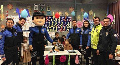 Bayrampaşa'da polis maskotu "Cesur" karne dağıttı