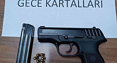 Bekçilerin şüphelenip yakaladığı şahsın üzerinden tabanca çıktı