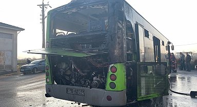 Belediye otobüsünün motor kısmında çıkan yangın söndürüldü