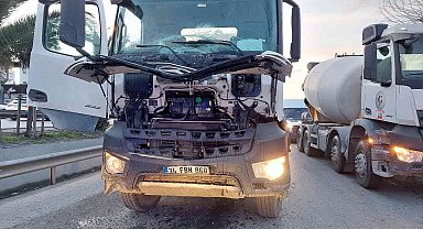 Beton mikseri minibüse çarptı: 1'i ağır 5 yaralı