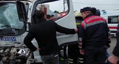 Beton pompası ile kamyon kafa kafaya çarpıştı:1 yaralı