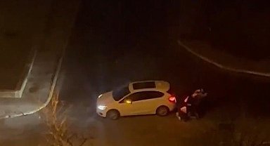 Beylikdüzü'nde iki arkadaşın tekme tokat kavgası kamerada