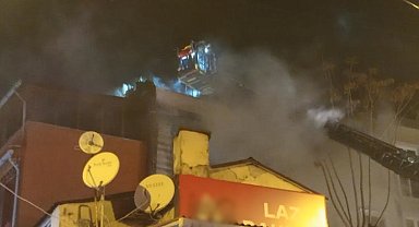 Beyoğlu'nda 4 katlı ahşap bina alev alev yandı, dumandan zehirlenen bir kedi öldü