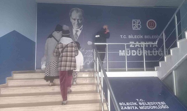 Bilecik'te çocuklarıyla dilenen kadın zabıta ekiplerince yakalandı