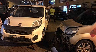 Bilecik'te zincirleme trafik kazası, 4 araç hasar görürken 2 kişi de yaralandı