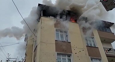 Binanın çatı katı alevlere teslim oldu, 1 kişi dumandan etkilendi