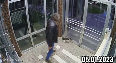 Binaya kapattığı kediyi tekmeleyerek dövdü