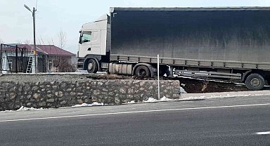 Bingöl'de freni boşalan tır, istinat duvarına çıkarak durdu