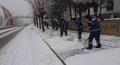 Bingöl'de kar yağdı, belediye ekiplerinin mesaisi de başladı