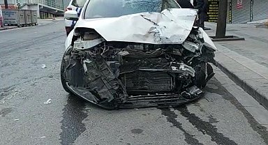 Bir otomobil sürücüsü yolcu almaya giden servis aracına çarptı: 1 yaralı