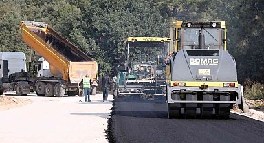 Bodrum Mümtaz Ataman Caddes'inde sıcak asfalt dökümü devam ediyor