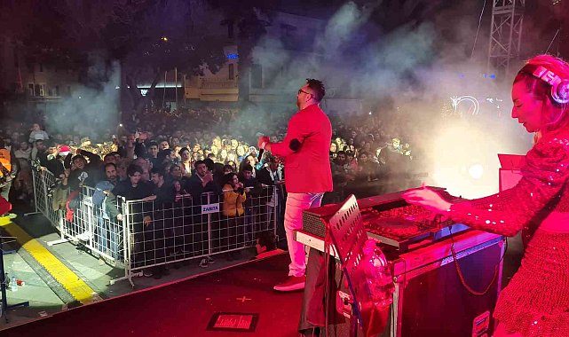 Bodrum'da binlerce kişi yeni yıla Teoman'la girdi