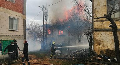 Bolu'da ahşap ev alev alev yandı