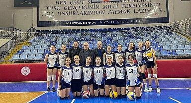 Bozüyüklü kızlar voleybolda bölge şampiyonu oldu