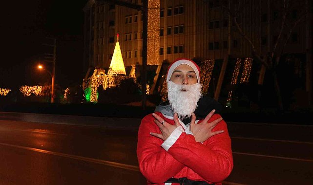 Bu Noel Baba bacada değil anayolda geziyor