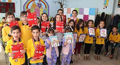 Bu okulda 18 ikiz öğrenci karne heyecanı yaşadı