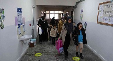 Bu okulda ders zili hem öğrenci hem veliler için çalıyor