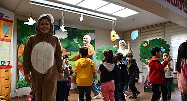 Bulanıklı öğretmenlerin oynadığı tiyatro oyununu minikler beğeni ile izledi