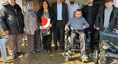 Buldan'da engelli iki kardeş tekerlekli sandalyeyle sevindi