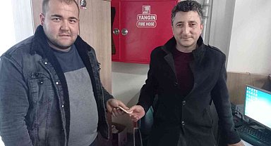 Bulduğu cüzdan ve paranın sahibine ulaşmak için kapı kapı dolaşıyor