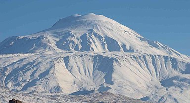 Bulutlar çekildi, Ağrı Dağı ortaya çıktı